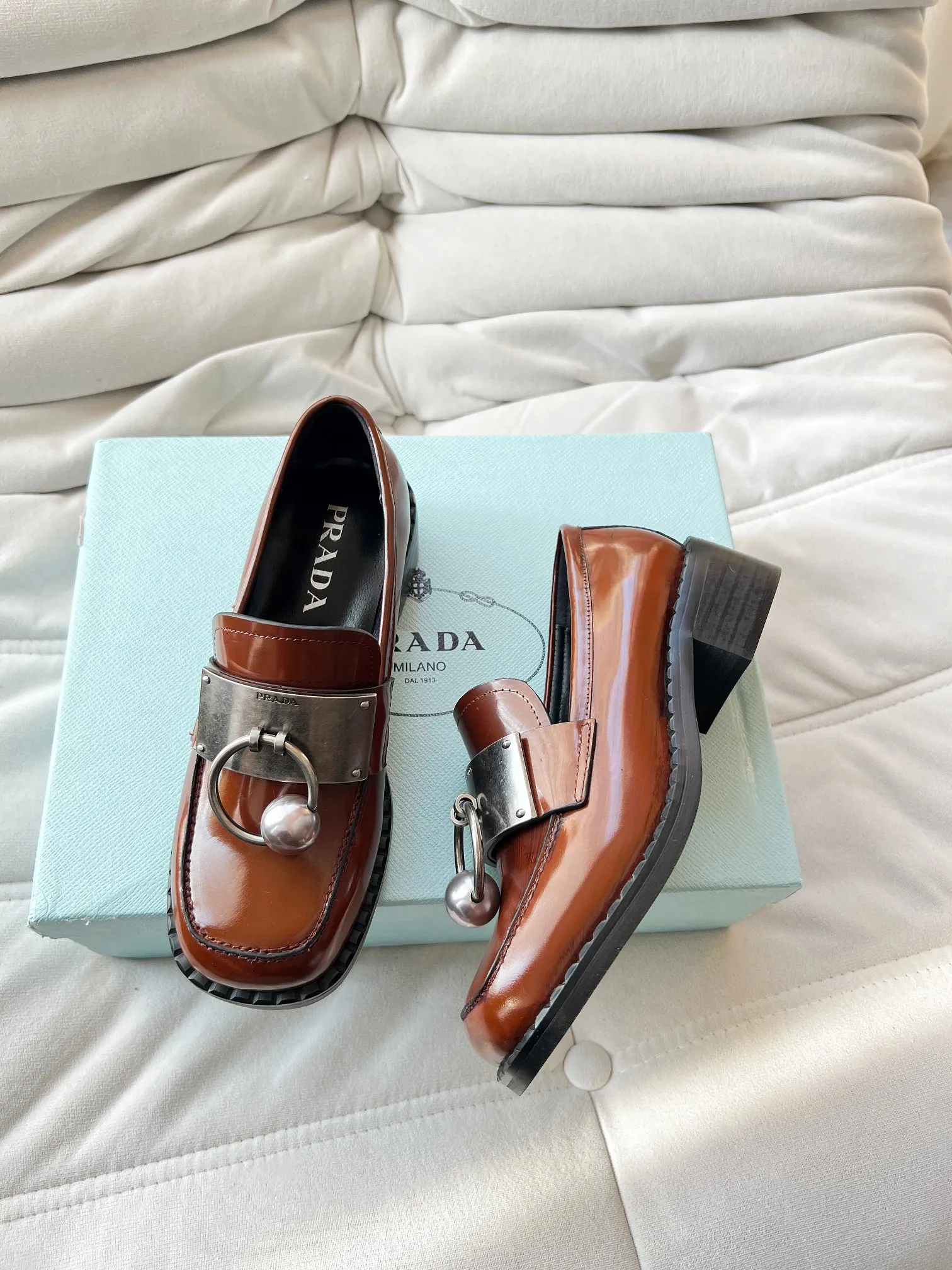 👟👟Ex-factory price 560👟👟 Prada’s new spring and summer women’s clothing｜Absolutely beautiful🥰Exception! Extra number! Anita will continue to update the latest SS25 catwalk pre-sale models, with novel logos as soul mates. Full of fun ~ Adhering to the trend-setting vane, you must believe in Prada's ability to capture fashion. 35-42 yards